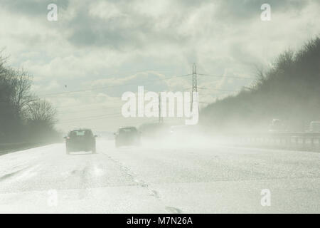 Et l'éblouissement de pulvérisation après la pluie sur l'autoroute M5 southbound en Angleterre UK GB 4 mars 2018 après la tempête Emma. Banque D'Images