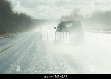 Et l'éblouissement de pulvérisation après la pluie sur l'autoroute M5 southbound en Angleterre UK GB 4 mars 2018 après la tempête Emma. Banque D'Images