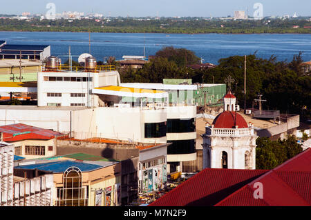 Vue aérienne de la Basílica Menor del Santo Niño, avec au-delà de l'île Mactan, Cebu City, Philippines Banque D'Images