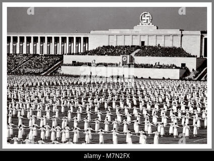 La propagande nazie de 1930 Droit de Nuremberg Rally Reichsparteitag Realm congrès du parti. C'était le rassemblement annuel du parti nazi en Allemagne, qui a eu lieu de 1923 à 1938. Ils étaient de grands événements de propagande nazie, surtout après la montée d'Adolf Hitler au pouvoir en 1933. Ces événements ont eu lieu au rassemblement du parti nazi à Nuremberg, de 1933 à 1938 et sont généralement appelés les "Rassemblements de Nuremberg". Banque D'Images