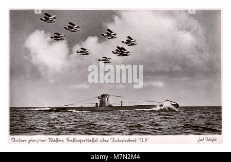 1914 WW1 U-boat allemand WW1 SOUS-MARIN Vintage carte postale de propagande de l'ALLEMAND U Boat U9 de la Marine impériale allemande avec l'escadron d'Hydravions allemands survolant en formation Banque D'Images