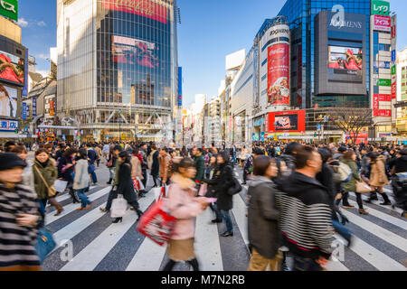 24 DÉCEMBRE 2012 - TOKYO, JAPON : Les piétons traversent croisement de Shibuya, l'un des plus occupés des passages pour piétons dans le monde. Banque D'Images