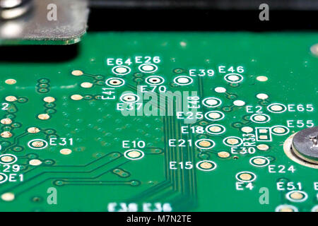 Détail des circuits électroniques imprimés à l'intérieur de la carte mère d'un ordinateur personnel, lien et connexions Banque D'Images