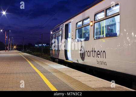 Northern rail class 319 train électrique 319383 à Wigan North Western 319383 le travail 0638 Wigan Liverpool Lime Street NW - Banque D'Images