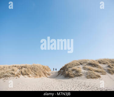 Silhouette de personnes dans les dunes du nord de la hollande aux Pays-Bas le jour d'hiver ensoleillé Banque D'Images