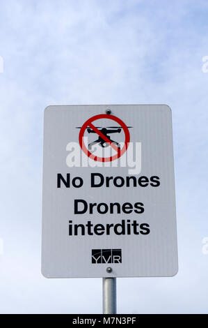 Bilingue anglais et français pas de drones sign in Larry Berg Vol Park, Richmond, BC, Canada Banque D'Images