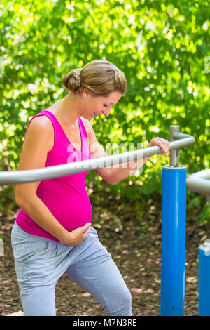 Woman fitness workout à portique Banque D'Images