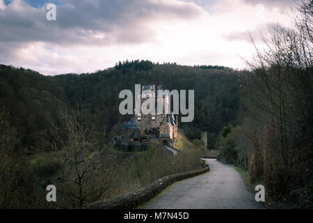 Scénic long chemin menant à un château magnifique. Médiéval fantastique place dans la forêt. Rayons de soleil sur les tuyaux de nuages. Voyager en Europe Banque D'Images