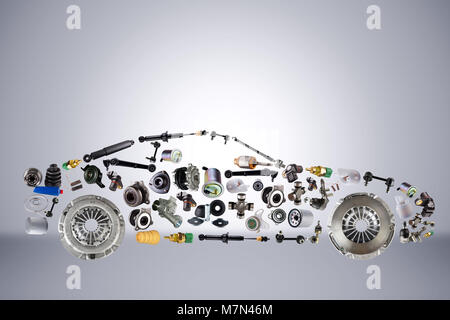 Voiture voyageurs assemblées à partir de pièces automobiles de rechange nouvelle boutique de pièces de rechange. Banque D'Images