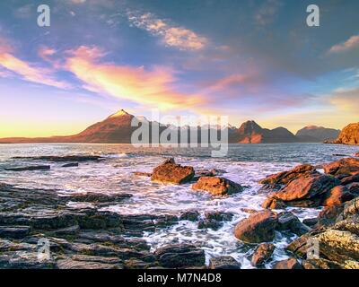 Soir côte rocheuse avec de l'eau de mer et de grandes roches fissurées avec marques d'érosion. Côte rocheuse avec de l'eau de mer. Banque D'Images