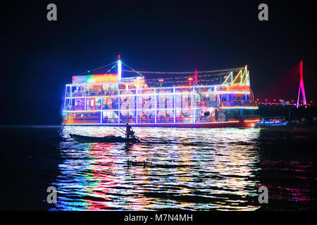 Expédier à l'hôtel Delta Mékong à Can Tho, Vietnam, la nuit Banque D'Images