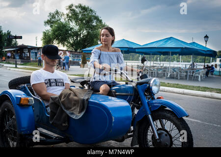 Jeune couple voyageant sur une moto rétro. Moto de fille. Man relaxing in side-car. Nous sommes jeunes, nous sommes libres Banque D'Images