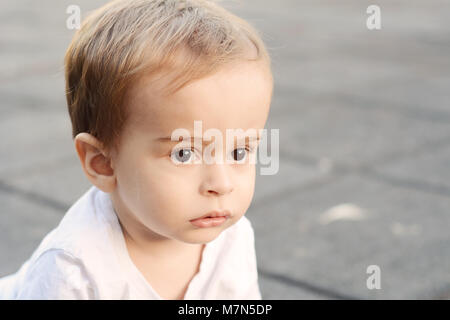 Portrait of cute baby boy âgé d'un an dans la rue Banque D'Images