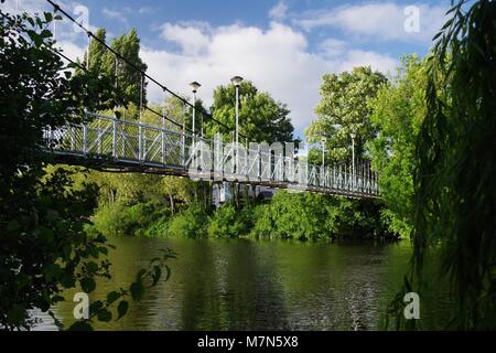Trews Weir Pont suspendu enjambant la rivière Exe sur un jour d'été. Exeter, Devon, UK. 2017. Banque D'Images