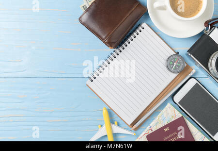 Vide remarque livre avec smart phone passeport et vintage camera sur fond sombre, se préparer aux voyages et vacances concept et copy space Banque D'Images