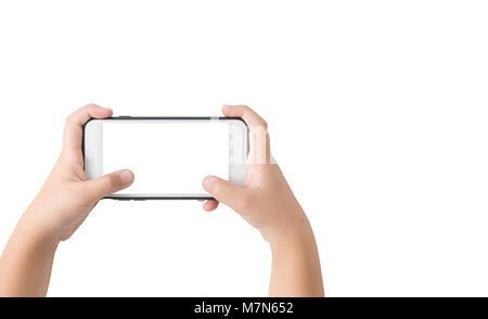 Kid hands holding smart phone avec écran blanc isolé sur fond blanc , chemin de détourage et copy space Banque D'Images