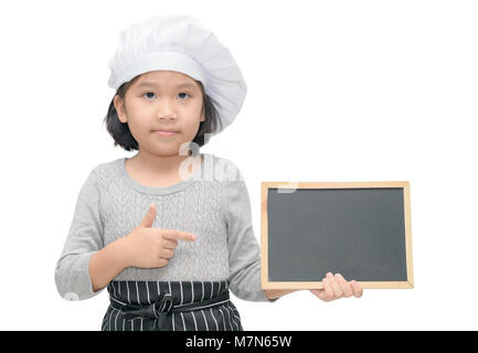 Little asian girl chef cuisinier en uniforme noir pour mettre en détention ou menu texte, isolé sur fond blanc Banque D'Images