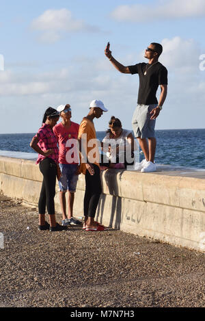 La jeunesse cubaine sur le Malecon, La Havane Banque D'Images