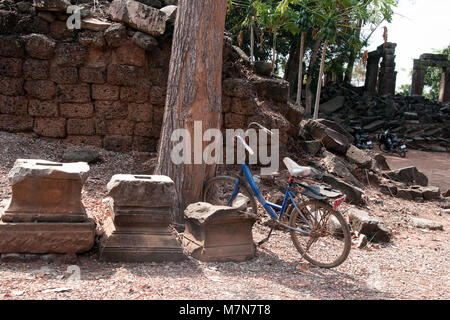 Banteay Top Cambodge, jardins du temple avec le vélo soutenu près de tree Banque D'Images