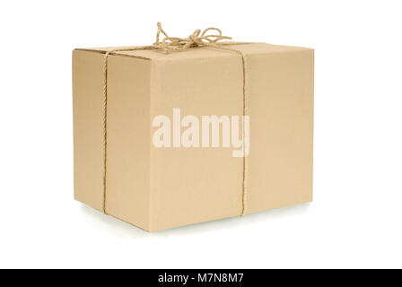 Boîte en carton vierge brune ordinaire attaché avec une corde ou une chaîne et isolé sur un fond blanc. L'espace pour copier. Banque D'Images