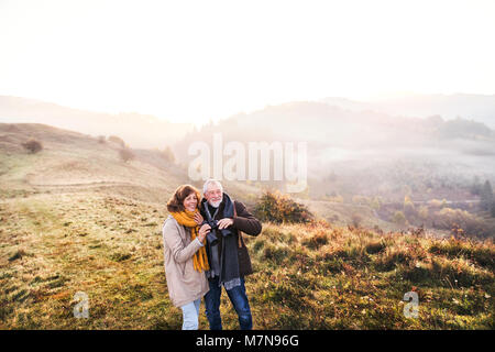 Couple sur une promenade dans une nature d'automne. Banque D'Images