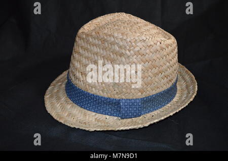 Chapeau en paille Chapeau Trilby avec bande bleue Banque D'Images