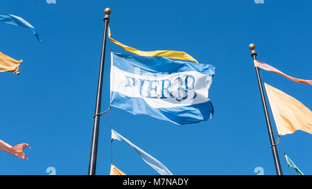 Drapeaux bleu et blanc, avec 'Pier 39' de mots écrits sur, voletant dans le vent, contre un ciel bleu clair au Fisherman's Wharf, San Francisco Banque D'Images