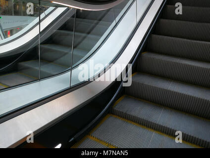 Dans l'escalator du centre commercial est un système électronique moderne et technologique de mouvement dans la vie quotidienne. L'escalator est belle et tech Banque D'Images