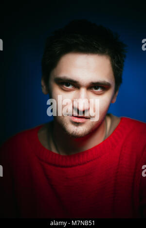 Jeune homme émotif photo en studio Banque D'Images