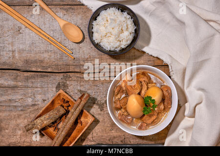 Porc caramélisé vietnamien avec des œufs durs braisé à l'eau de noix de coco. Banque D'Images