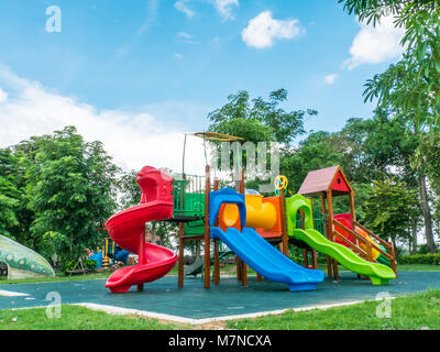 Aire de jeux colorée sur chantier dans le parc, aire de jeux pour enfants sur les arbres et nuages de fond, Banque D'Images