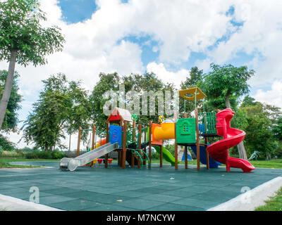 Aire de jeux colorée sur chantier dans le parc, aire de jeux pour enfants sur les arbres et nuages de fond, Banque D'Images