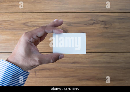 Tenir la main de carte blanche immersive stigmatiser d'affaires. Banque D'Images