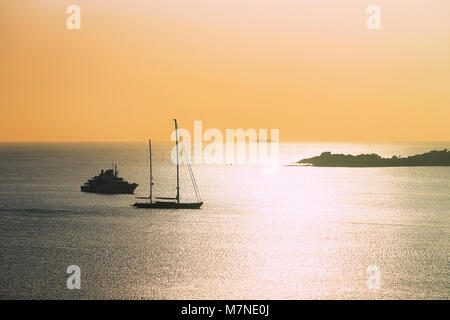 Lever du Soleil avec yacht et bateau à Porto Rotondo en 2085 en mer Méditerranée, Sardaigne, Italie Banque D'Images