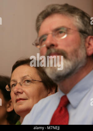 Le Sinn Fein Bairbre de Brún, Eurodéputé, (à gauche) se trouve en dehors de Gerry Adams, président du parti lors d'un congrès du parti de choisir leur représentant l'Irlande du Nord pour l'élection du Parlement européen en 2009. Banque D'Images