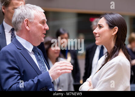 Bruxelles, Belgique. 05Th Mar, 2018. 05.03.2018, Belgique, Bruxelles : Secrétaire d'Etat à l'Environnement allemand Jochen Flasbarth (L) parle avec le secrétaire d'État français auprès du ministre de la transition écologique et inclusive Brune Poirson (R) avant une réunion des ministres européens de l'environnement dans l'Europe, le Conseil de l'UE autre siège. - Aucun crédit de service FIL : Thierry Monasse/dpa/Alamy Live News Banque D'Images