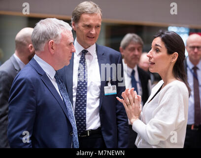 Bruxelles, Belgique. 05Th Mar, 2018. 05.03.2018, Belgique, Bruxelles : Secrétaire d'Etat à l'Environnement allemand Jochen Flasbarth (L) parle avec le secrétaire d'État français auprès du ministre de la transition écologique et inclusive Brune Poirson (R) avant une réunion des ministres européens de l'environnement dans l'Europe, le Conseil de l'UE autre siège. · Pas de service de fil · Crédit : Thierry Monasse/dpa/Alamy Live News Banque D'Images