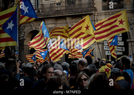 Barcelone, Catalogne, Espagne. 11 mars, 2018. Des milliers de démontrer à Barcelone rue pour exiger la mise en œuvre de la République Catalane indépendants (pas déployés en raison de l'intervention du gouvernement espagnol) après le passé résultats du référendum sur le premier octobre et le système l'élection partielle tenue le 21 décembre dans laquelle le partis indépendantistes a obtenu la majorité absolue. Crédit : Jordi Boixareu/Alamy Live News Banque D'Images