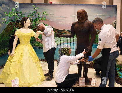 (180311) -- ISTANBUL, 11 mars 2018(Xinhua) -- les pâtissiers font le travail de la pâtisserie "La Belle et la bête' à Istanbul, Turquie, le 10 mars 2018. Festival de pâtisserie à Istanbul a affiché un monde coloré de pâtisseries et de gâteaux, surtout dans les formes de figures humaines, des animaux, des fleurs, et de leur vie sociale. (Xinhua/Il Canling) Banque D'Images