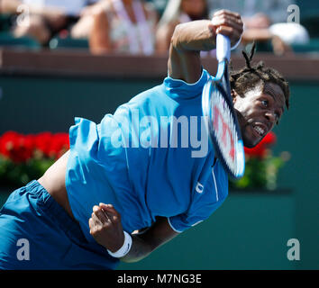 Indian Wells, en Californie, USA. Mar 11, 2018. 11 mars 2018, GAEL MONFILS (FRA) sert contre John Isner lors du BNP Paribas Open à Indian Wells le jardin Tennis à Indian Wells, CA. Charles Baus/CSM Crédit : Cal Sport Media/Alamy Live News Banque D'Images