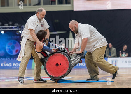 Leicester, UK, 11 Mar, 2018. Quad Rugby en fauteuil roulant : Nations Unies AUS vs USA à Leicester Arena dans un passionnant USA remporte la finale contre l'or de l'Australie. USA's Josh Wheeler (10) obtenir de l'aide pour réparer son fauteuil roulant. (C) pmgimaging /Alamy Live News Banque D'Images