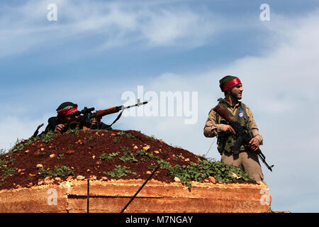 Afrin. Mar 11, 2018. Un groupe d'adossés à des Turcs de l'Armée syrienne libre fighters sont vus dans Afrin, Syrie du nord, le 11 mars 2018. Les forces turques et les rebelles syriens étaient à 4 km au nord-est de l'Afrin ville sous contrôle kurde en Syrie du nord, un groupe de moniteurs rapporte, samedi. Source : Xinhua/Alamy Live News Banque D'Images