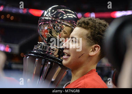 Washington, DC, USA. Mar 11, 2018. KELLAN GRADY (31) pose avec le trophée après la finale tenue à Capital One Arena à Washington, DC. Credit : Amy Sanderson/ZUMA/Alamy Fil Live News Banque D'Images