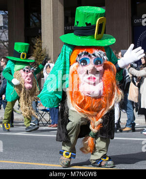 Toronto, Canada. Mar 11, 2018. Les fêtards prennent part à Toronto 2018 le jour de la Saint Patrick, à Toronto, Canada, le 11 mars 2018. Des milliers de personnes sont venus célébrer l'histoire de l'Irlande, de la culture et du patrimoine en prenant part à la Toronto 2018 Parade de la Saint Patrick le dimanche. Credit : Zou Zheng/Xinhua/Alamy Live News Banque D'Images