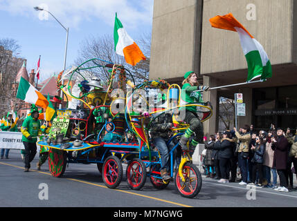 Toronto, Canada. Mar 11, 2018. Un flotteur de couleur est visible pendant l'Toronto 2018 le jour de la Saint Patrick, à Toronto, Canada, le 11 mars 2018. Des milliers de personnes sont venus célébrer l'histoire de l'Irlande, de la culture et du patrimoine en prenant part à la Toronto 2018 Parade de la Saint Patrick le dimanche. Credit : Zou Zheng/Xinhua/Alamy Live News Banque D'Images