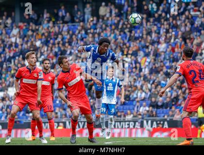 Barcelone, Espagne. Mar 11, 2018. Espanyol Carlos Sanchez (haut) fait concurrence au cours d'un match de football ligue espagnole entre le RCD Espanyol et Real Sociedad à Barcelone, Espagne, le 11 mars 2018. RCD Espanyol 2-1. Credit : Joan Gosa/Xinhua/Alamy Live News Banque D'Images