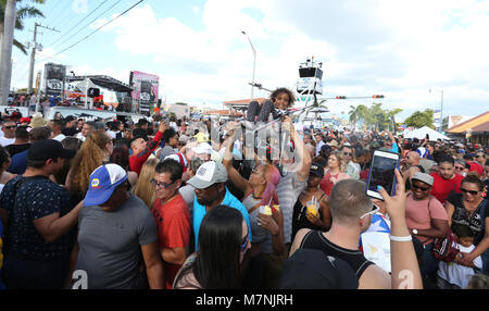 Miami, USA. Mar 11, 2018. Les gens assistent à la 41e Festival annuel de Calle Ocho sur SW 8th Street dans la petite havane collectivité dans le cadre de Carnaval Miami le 11 mars 2018 à Miami, en Floride. (Photo par Sean Drakes/Alamy Live News) Credit : SEAN DRAKES/Alamy Live News Banque D'Images