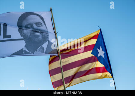 Barcelone, Catalogne, Espagne. Mar 11, 2018. Un pro-indépendance du drapeau à côté du portrait d'Oriol Junqueras, adjoint du gouvernement catalan toujours en détention provisoire. Convoquée par l'Assemblée nationale catalane, environ 45 000 partisans de l'indépendance catalane rendez-vous sur la rue pour demander l'ouverture immédiate d'une République Catalane. Plus de deux mois se sont écoulés depuis les élections et la Catalogne n'a toujours pas de gouvernement définis après plusieurs tentatives d'annulation par le gouvernement et la justice espagnole. Credit : Paco Freire SOPA/Images/ZUMA/Alamy Fil Live News Banque D'Images