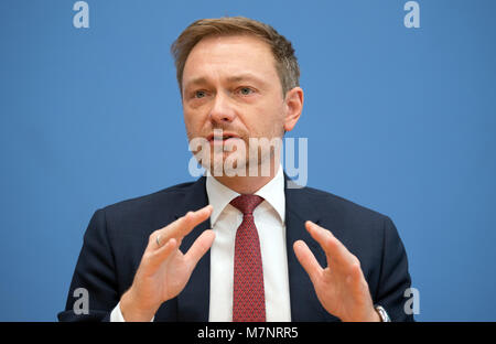 12 mars 2018, Allemagne, Berlin : Christian Lindner, président du Parti libéral démocrate (FDP), apparaît lors d'une conférence de presse pour parler de la signature de l'accord de grande coalition par le Parti social-démocrate (SPD), l'Union chrétienne-démocrate (CDU) et l'Union chrétienne-sociale (CSU). Photo : Soeren Stache/dpa Banque D'Images