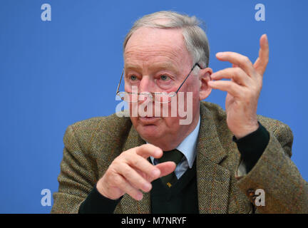 12 mars 2018, Allemagne, Berlin : Alexander Gauland, président de l'Alternative pour l'Allemagne (AfD), apparaît lors d'une conférence de presse pour parler de la signature de l'accord de grande coalition par le Parti social-démocrate (SPD), l'Union chrétienne-démocrate (CDU) et l'Union chrétienne-sociale (CSU). Photo : Soeren Stache/dpa Banque D'Images